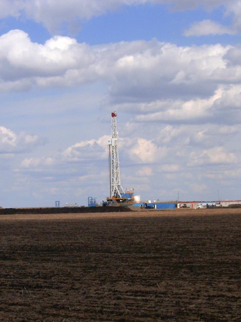 Land drilling rig on open plains
